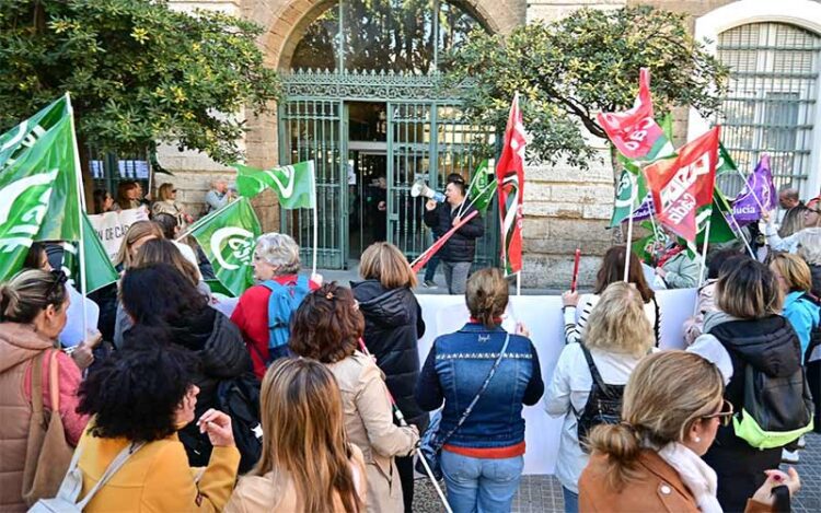 Protesta a las puertas de la Diputación durante el pleno / FOTO: Eulogio García