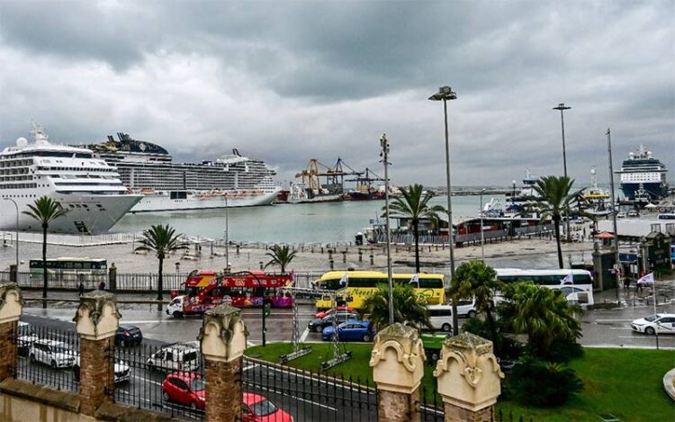 Jornada de actividad intensa en el muelle gaditano / FOTO: Eulogio García