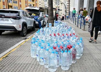 Garrafas de agua y colas a las puertas de la piscina de Cortadura / FOTO: Eulogio García