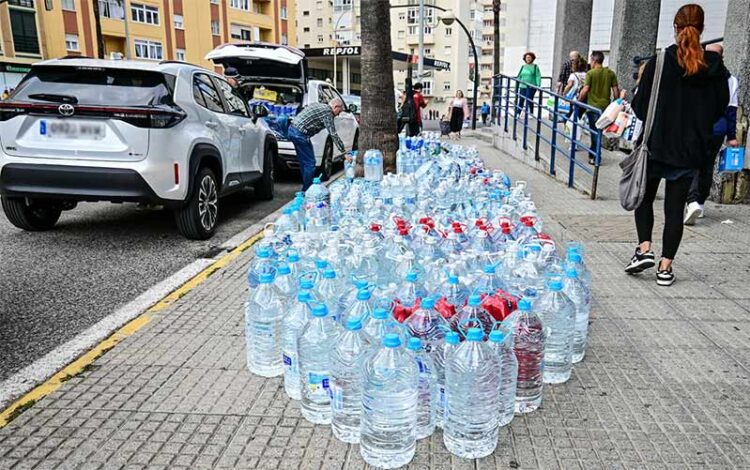 Garrafas de agua y colas a las puertas de la piscina de Cortadura / FOTO: Eulogio García