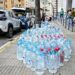 Garrafas de agua y colas a las puertas de la piscina de Cortadura / FOTO: Eulogio García