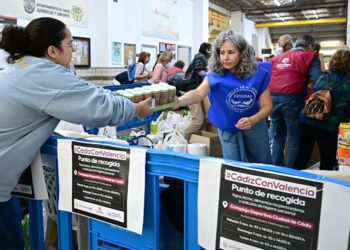 Recogida de alimentos en el complejo de Cortadura / FOTO: Eulogio García