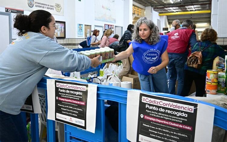 Recogida de alimentos en el complejo de Cortadura / FOTO: Eulogio García