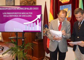 Román y Vera consultan papeles durante el esbozo del presupuesto / FOTO: Ayto.