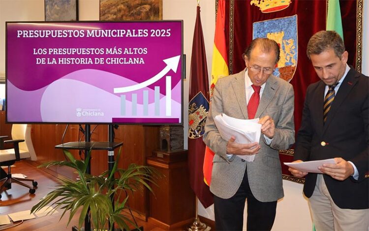 Román y Vera consultan papeles durante el esbozo del presupuesto / FOTO: Ayto.