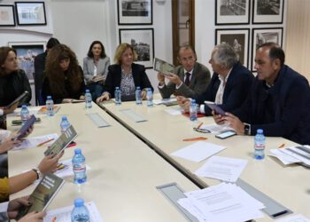 Román en la reunión con el libro 'Memoria de los balnearios de Chiclana' / FOTO: Ayto.