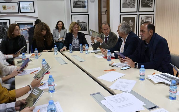 Román en la reunión con el libro 'Memoria de los balnearios de Chiclana' / FOTO: Ayto.