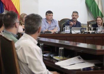 El alcalde junto a Manrique dirigiéndose a la bancada del PP en un pasado pleno / FOTO: Ayto.