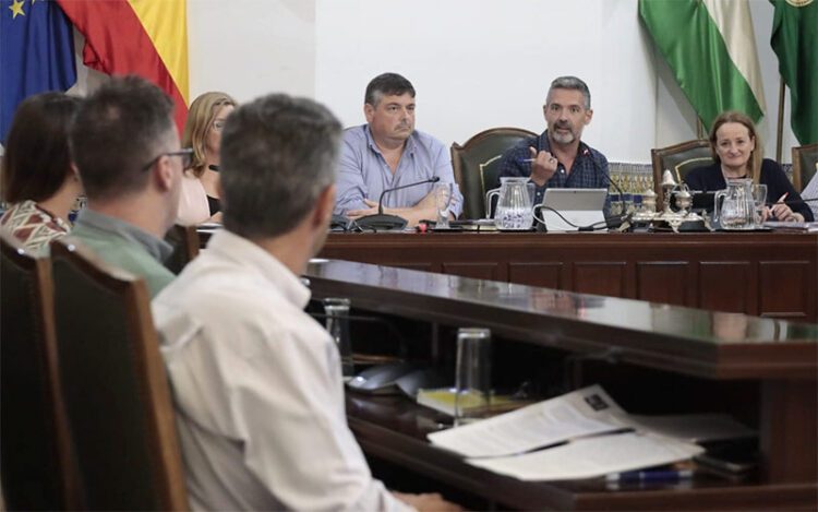 El alcalde junto a Manrique dirigiéndose a la bancada del PP en un pasado pleno / FOTO: Ayto.