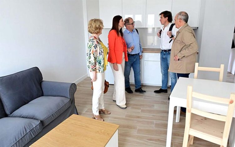 Los concejales de Vivienda y de Asuntos Sociales, entre otros, supervisando una de las viviendas / FOTO: Ayto.