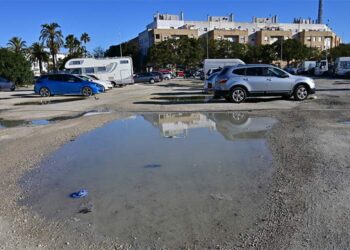 La parcela vendida para pisos es usada desde hace años como aparcamiento precario / FOTO: Eulogio García