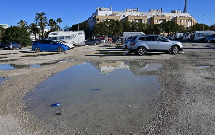 La parcela vendida para pisos es usada desde hace años como aparcamiento precario / FOTO: Eulogio García