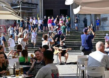 Ambiente en la plaza de la Catedral de Cádiz en una jornada de cruceros / FOTO: Eulogio García