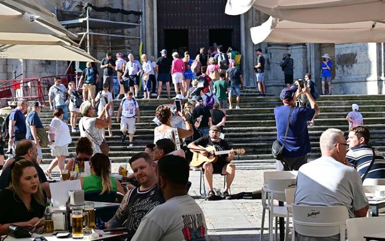 Ambiente en la plaza de la Catedral de Cádiz en una jornada de cruceros / FOTO: Eulogio García