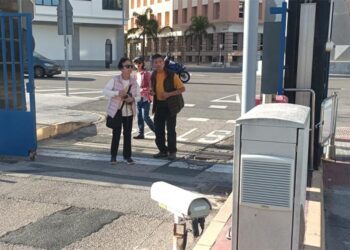 Turistas asomados al acceso rodado al puerto, sin barrera / FOTO: Coordinadora TPA