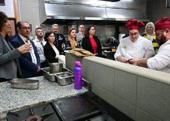 Visita de la comitiva institucional a las cocinas / FOTO: Eulogio García