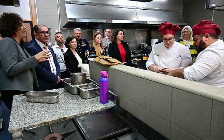 Visita de la comitiva institucional a las cocinas / FOTO: Eulogio García