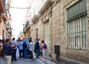 Visita de la consejera el pasado agosto a las puertas de la finca / FOTO: Eulogio García