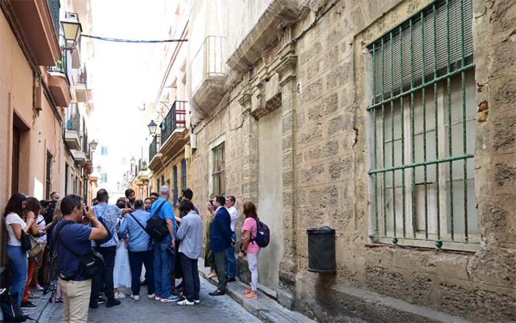 Visita de la consejera el pasado agosto a las puertas de la finca / FOTO: Eulogio García