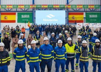 Posado durante el acto con trabajadores en primera fila / FOTO: Navantia