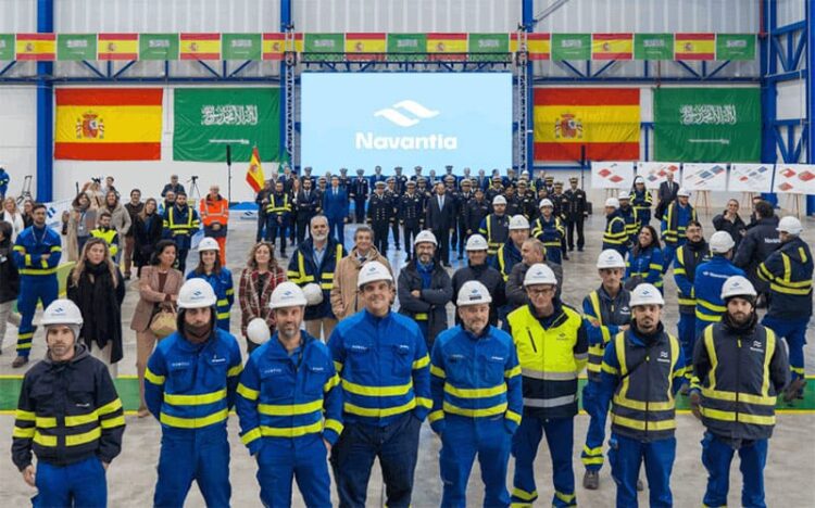 Posado durante el acto con trabajadores en primera fila / FOTO: Navantia