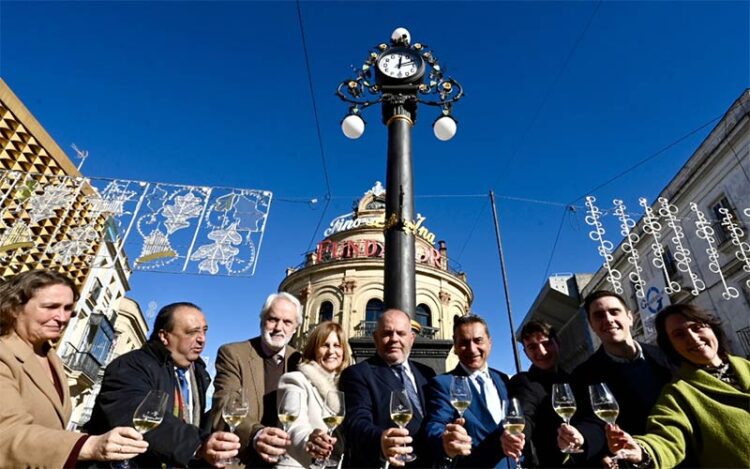 Brindando por muchos años más de reloj histórico / FOTO: Ayto.