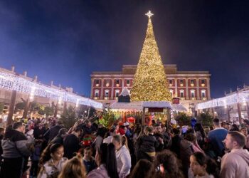 Alumbrado navideño en la plaza del Rey de La Isla / FOTO: Ayto.