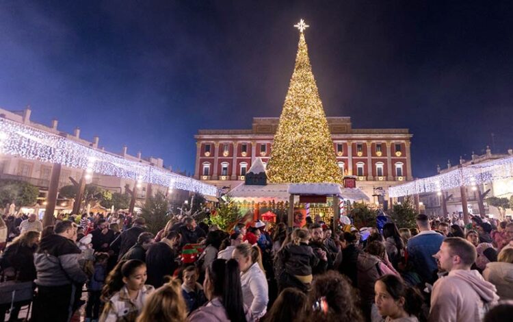 Alumbrado navideño en la plaza del Rey de La Isla / FOTO: Ayto.