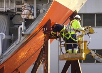 Operarios de contratas en labores de soldadura / FOTO: Navantia