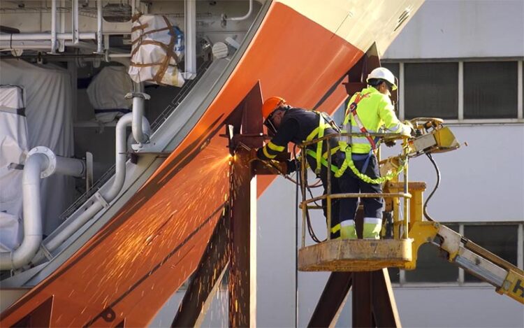 Operarios de contratas en labores de soldadura / FOTO: Navantia