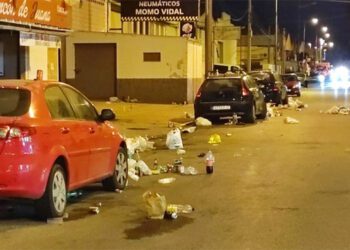 Restos de un botellón en una de las calles del polígono / FOTO: Fadricas I