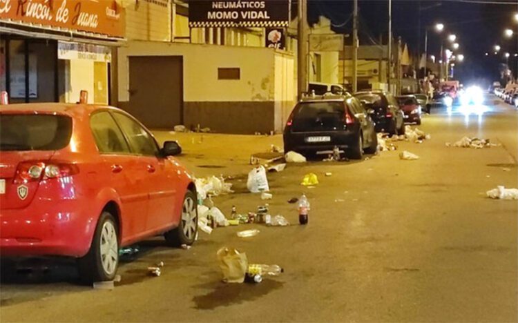 Restos de un botellón en una de las calles del polígono / FOTO: Fadricas I