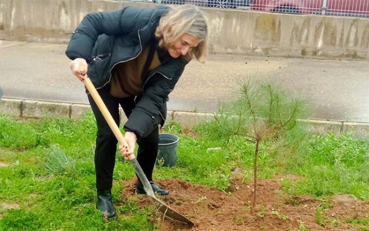 Una de las docentes jubiladas plantando su árbol / FOTO: cedida