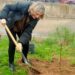 Una de las docentes jubiladas plantando su árbol / FOTO: cedida