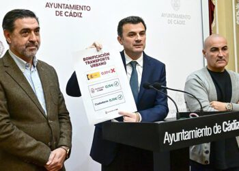 Presumiendo de apoyo al bus en rueda de prensa / FOTO: Eulogio García