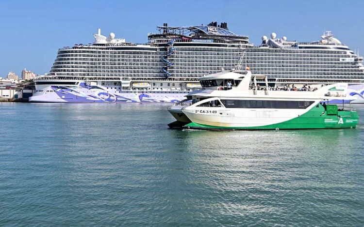 Catamarán accediendo al puerto de la capital / FOTO: Eulogio García