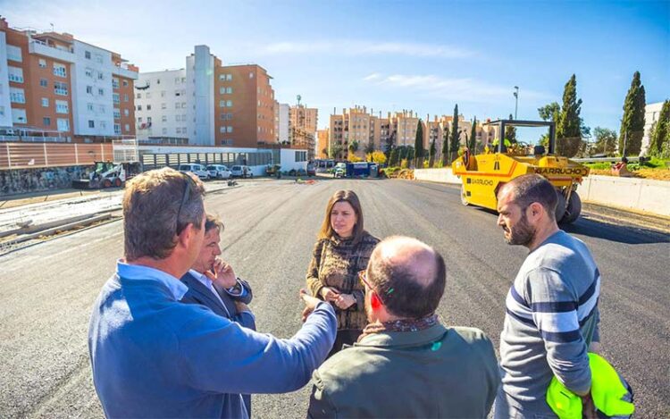 Supervisando el alquitranado del solar en Rafael Alberti / FOTO: Ayto.