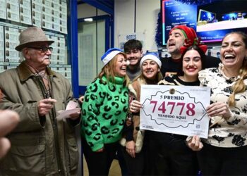 Festejando uno de los dos quintos vendidos en ‘El Gato Negro’ de Cádiz / FOTO: Eulogio García