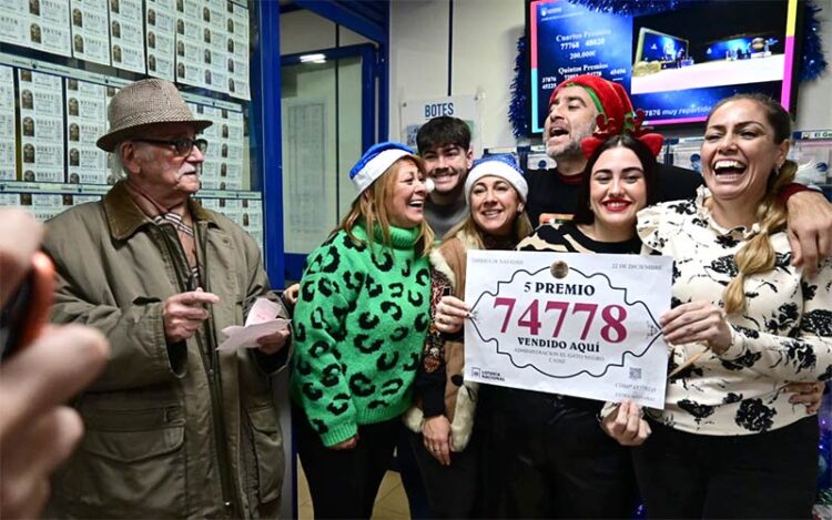 Festejando uno de los dos quintos vendidos en ‘El Gato Negro’ de Cádiz / FOTO: Eulogio García