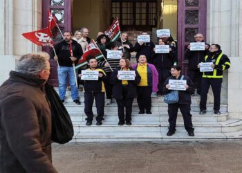 Concentrados en la escalinata de Correos / FOTO: CCOO