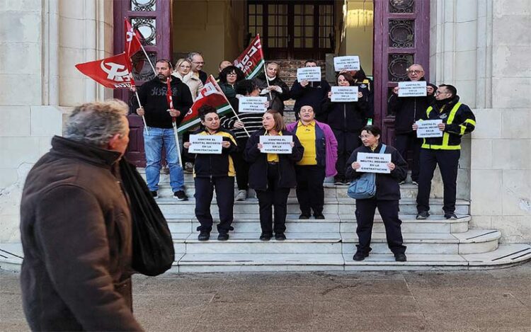 Concentrados en la escalinata de Correos / FOTO: CCOO