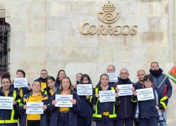 Concentrados en la puerta de Correos a la plaza de las Flores  / FOTO: CCOO