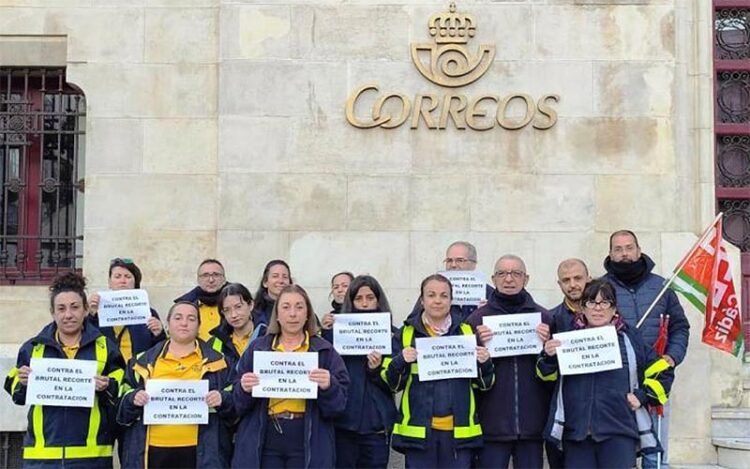 Concentrados en la puerta de Correos a la plaza de las Flores  / FOTO: CCOO