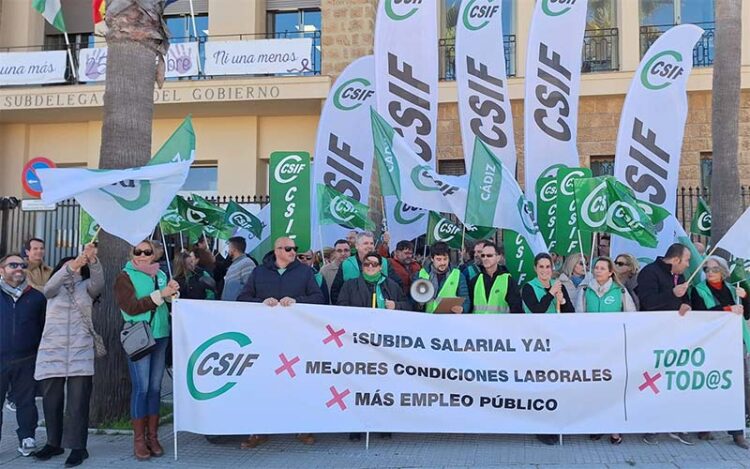 Delegados sindicales frente a la Subdelegación / FOTO: CSIF