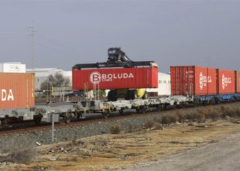 Operando en uno de los trenes en la terminal jerezana / FOTO: APBC