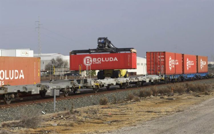 Operando en uno de los trenes en la terminal jerezana / FOTO: APBC