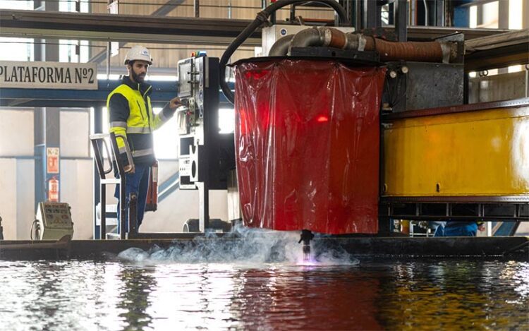 Operando sobre las primeras chapas del futuro BAM / FOTO: Navantia