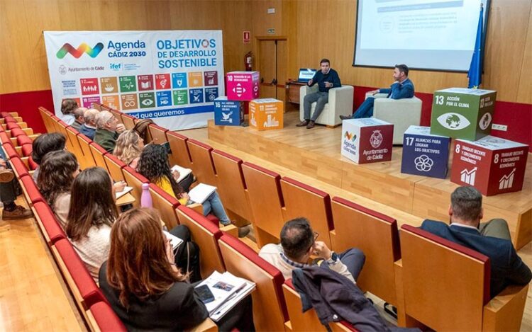 Una de las reuniones en el salón del IFEF / FOTO: Ayto.