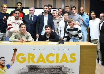 Posado con compañeros de vestuario, Vizcaíno y Cervera / FOTO: Ereagafoto