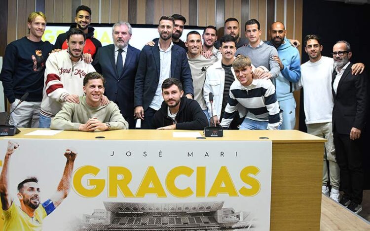 Posado con compañeros de vestuario, Vizcaíno y Cervera / FOTO: Ereagafoto